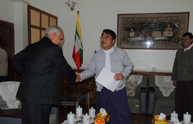 J.V.R. Prasada Rao meeting Myanmar’s Minister for Health, Than Aung, in Nay Pyi Taw on 14 October 2014.