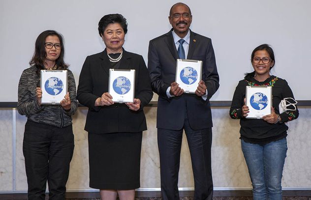 (Left to Right) NGO SWING, Deputy Bangkok Governor Pusadee Tamthai; UNAIDS Executive Director Michel Sidibé; Indonesian AIDS Coalition, during the launch of iMonitor+, in Bangkok, Thailand, on 27 October 2014.