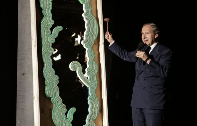 Auctioneer Simon de Pury opened a live auction, with lots from designers that included Alaia, Cartier, Daniel Libeskind and Humberto and Fernando Campana. Photo: World Red Eye