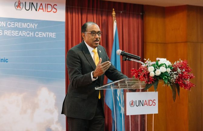 During his recent visit to Thailand, the Executive Director of UNAIDS, Michel Sidibé, paid tribute to the work of Mr Praphan and the TRC-ARC at an event organized by UNAIDS and attended by representatives of the Thai Ministry of Public Health, the Thai Mi