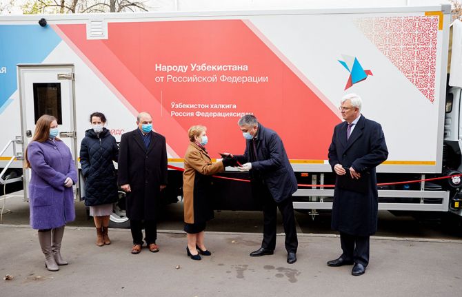 From left, Irina Kostetskaya, Deputy Director of the AIDS Infoshare Foundation; support staff; Lev Zohrabyan, UNAIDS, EECA RST, Strategic Information Adviser; Irina Bragina, Deputy Head of Federal Service on Customers' Rights Protection and Human Well-bei