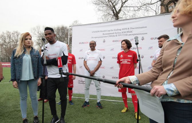 Russian and international football legends and Russian players living with HIV joined forces on 17 April to play the first football match of the UNAIDS World Cup for Ending AIDS and Discrimination. 