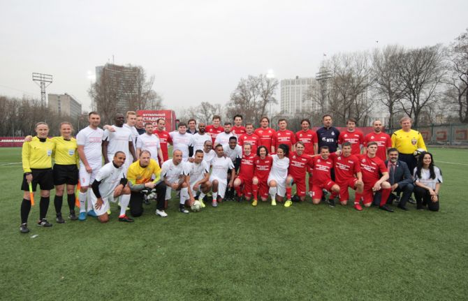 Russian and international football legends and Russian players living with HIV joined forces on 17 April to play the first football match of the UNAIDS World Cup for Ending AIDS and Discrimination. 