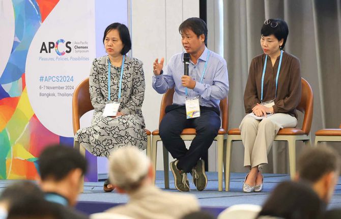 Dr Nguyen Thi Minh Tam, Head of Prevention, Vietnam Administration of HIV/AIDS Control, VAAC (from left), Dr Do Van Dung, Director, Ho Chi Minh City (HCMC) University of Medicine & Pharmacy (UMP) and Nguyen Thi Bich Hue, UNAIDS Viet Nam Service for All Pr