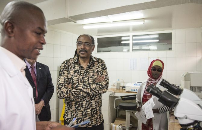 UNAIDS Executive Director Michel Sidibé recently visited a centre in Moroni that primarily provides antenatal care for pregnant women and prevention of mother-to-child transmission of HIV. It is run by the Association comorienne pour le bien-être familial