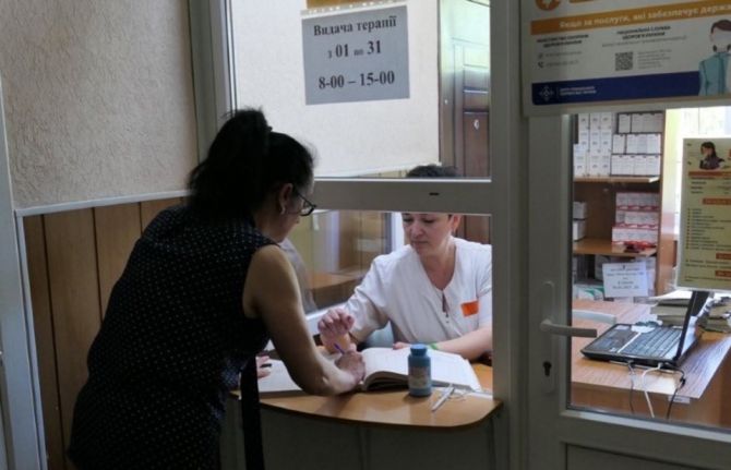 Each doctor providing specialized HIV care in Ukraine has access to the medical records of patients in a general electronic registry, with strict confidentiality measures in place. This ensures that the records of people living with HIV who move from one 