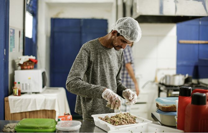 “I’ve been working with cooking for over 10 years and now I have the opportunity to specialize,” said Natanael Rosa, one of the project’s participants. Credit: Brenda Alcântara