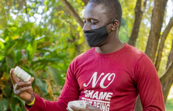 Graham Mbewe is 31 years old and from Ndola, on the Zambian Copperbelt. “I am the firstborn of six children, and I grew up with my mother, who was a single parent. My mother influenced me to be strong. With her support, I discovered my HIV status in May 2