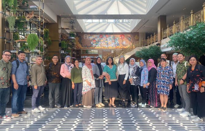 21 key stakeholders, which include the UNAIDS Indonesia team, the Ministry of Health, Global Fund PRs, the HIV Expert Panel, and communities from Indonesia, take a photo together.