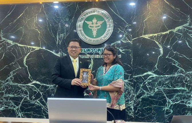 The Ministry of Health of the Republic of Indonesia and the Ministry of Public Health of Thailand exchange mementos as a symbol of the learning exchange between the two countries.