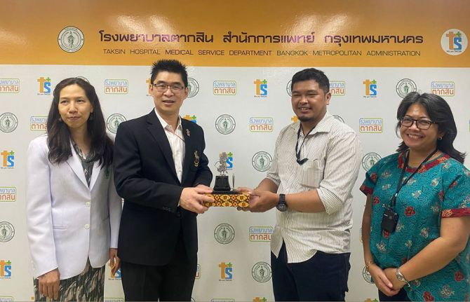 The Ministry of Health of the Republic of Indonesia presents a memento to the Bangkok Metropolitan Administration, Public Health Service Center 28, as an expression of appreciation for their warm welcome.