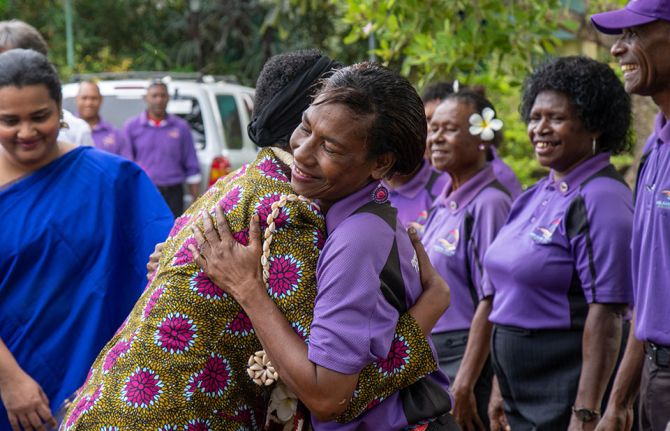 UNAIDS-Winnie-Byanyima-is-greeted-by-outreach-workers-at-Begabari-HIV-Clinic