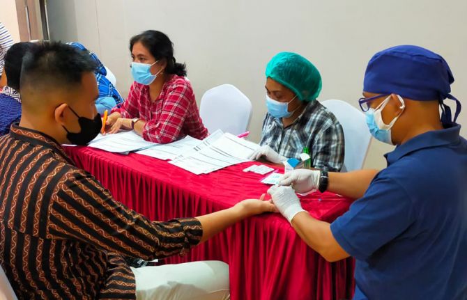 Attendees of the youth festival show how easy it is to get tested for HIV