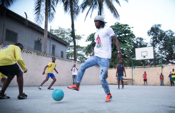 Ivoirian football player Gervinho, a UNAIDS Ambassador for the Protect the Goal campaign, took the opportunity during a private stay in Gabon to learn about the AIDS epidemic in the country.