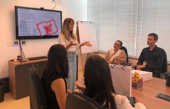 Daniela in a workshop for International Relations students who visited the UNAIDS office in Brasilia (2019)