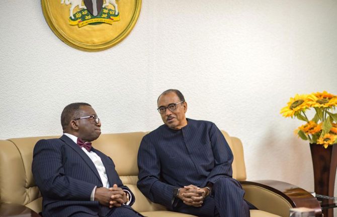 During his three-day visit to Nigeria, Mr Sidibé met the Minister of Health, Isaac F. Adewole, to discuss progress, gaps and challenges in the AIDS response and pledged UNAIDS’ support to Nigeria in the implementation of the new framework. 