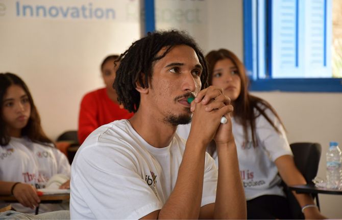 Marouane Abouzid, un jeune de 25 ans de Casablanca, a toujours vécu dans un environnement où les défis sociaux et les stéréotypes de genre sont omniprésents. Mais sa vision a changé le jour où il a rejoint le programme "The Ball is Your Protection", une i