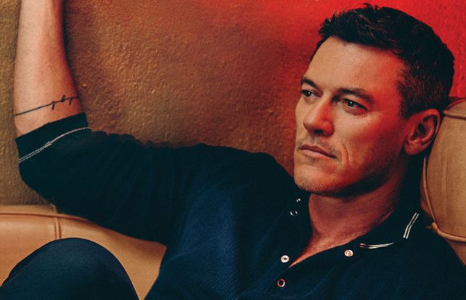 This World AIDS Day (1 December), sixteen global celebrities, including Hollywood film star Luke Evans and singer-songwriter Sia of the Unstoppable hit song, are uniting behind UNAIDS’ call for world leaders to protect human rights, which they say is vita