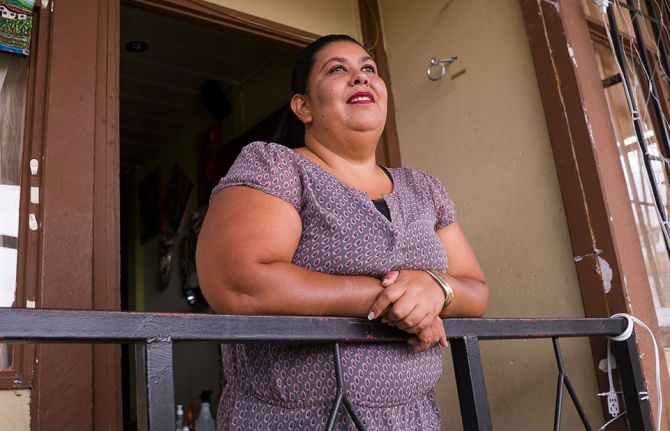 Kattia es una mujer que lucha día a día por los derechos de las pacientes diagnosticadas de VIH. Se ha dedicado a crear un espacio seguro para que juntas puedan salir adelante. Foto: Gloriana Ximendaz/Colectivo Nómada/ para ONUSIDA